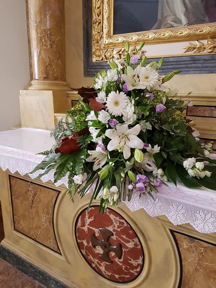 01 Allestimento Matrimonio Composizione Grande Gerbere Bianche Lisianthus Viola e Bianchi Fioreria Bruseghini Besenello Trento